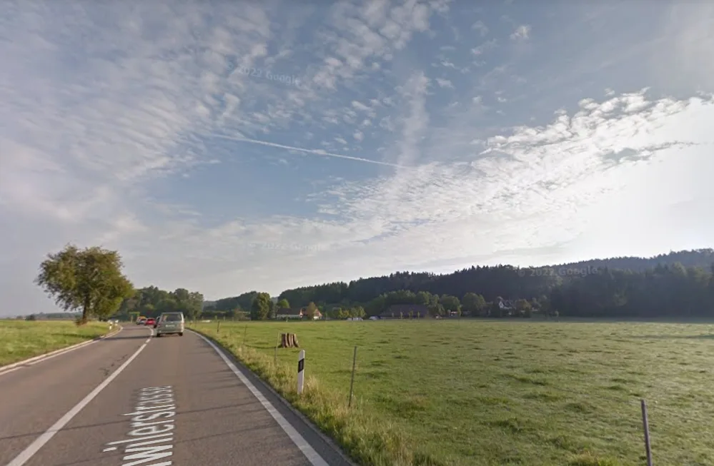 Google Maps beschreibt den Weg  ohne Veloweg an der Hinwilerstrasse.